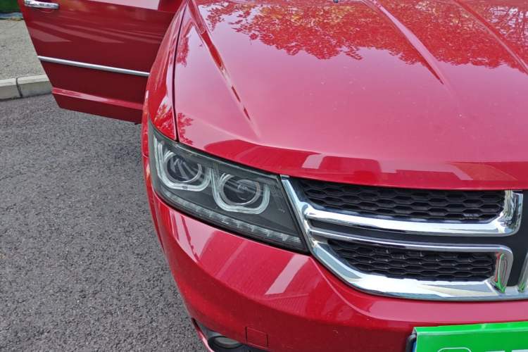Used Dodge Journey 2013 2.4L Two-Wheel Drive Luxury Version Engine Bay Right