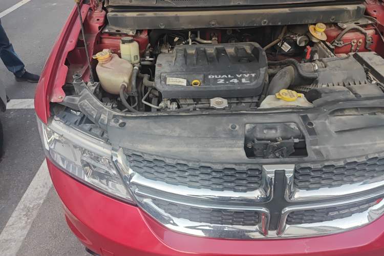Used Dodge Journey 2013 2.4L Two-Wheel Drive Luxury Version Engine Bay Right