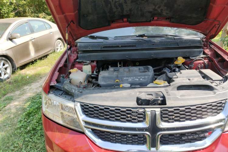 Used Dodge Journey 2013 2.4L Two-Wheel Drive Luxury Version Engine Bay Right