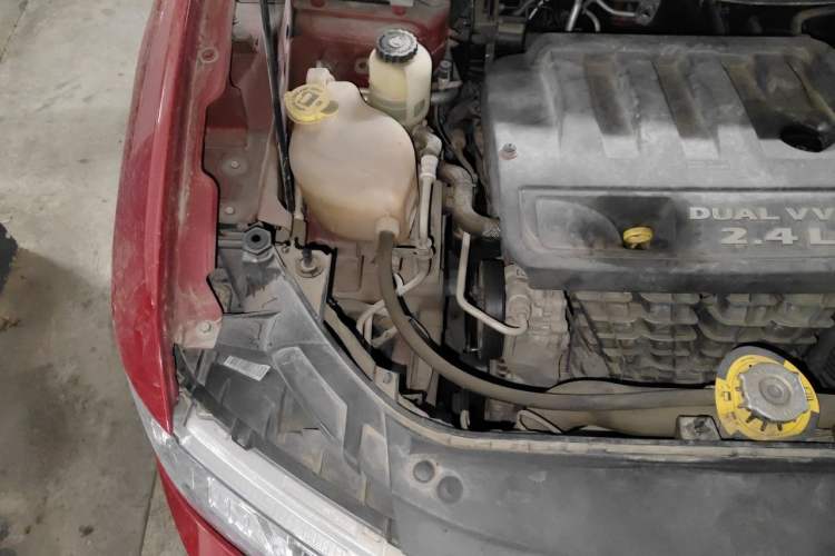 Used Dodge Journey 2013 2.4L Two-Wheel Drive Luxury Version Engine Bay Right