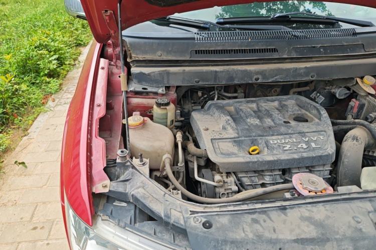 Used Dodge Journey 2013 2.4L Two-Wheel Drive Luxury Version Engine Bay Right