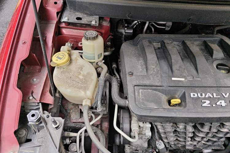 Used Dodge Journey 2013 2.4L Two-Wheel Drive Luxury Version Engine Bay Right