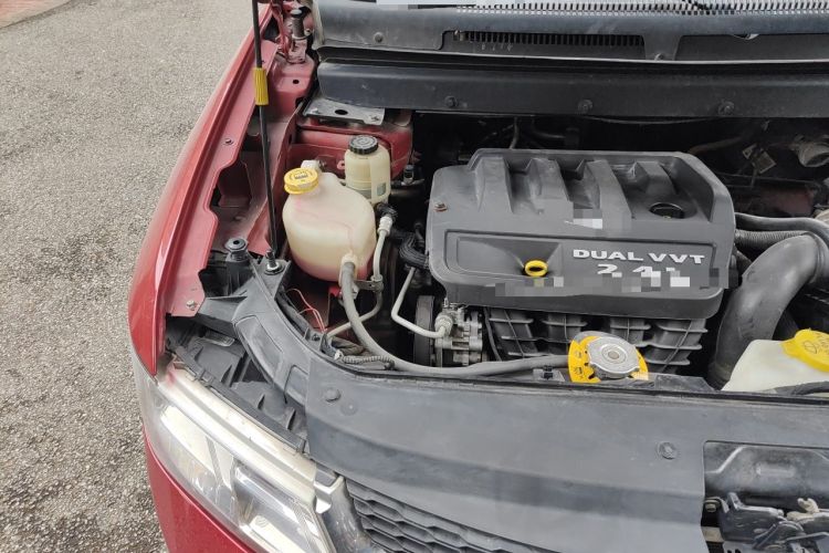 Used Dodge Journey 2013 2.4L Two-Wheel Drive Luxury Version Engine Bay Right