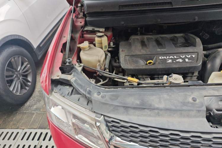 Used Dodge Journey 2013 2.4L Two-Wheel Drive Luxury Version Engine Bay Right