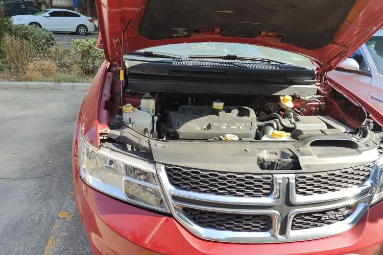 Used Dodge Journey 2013 2.4L Two-Wheel Drive Luxury Version Engine Bay Right