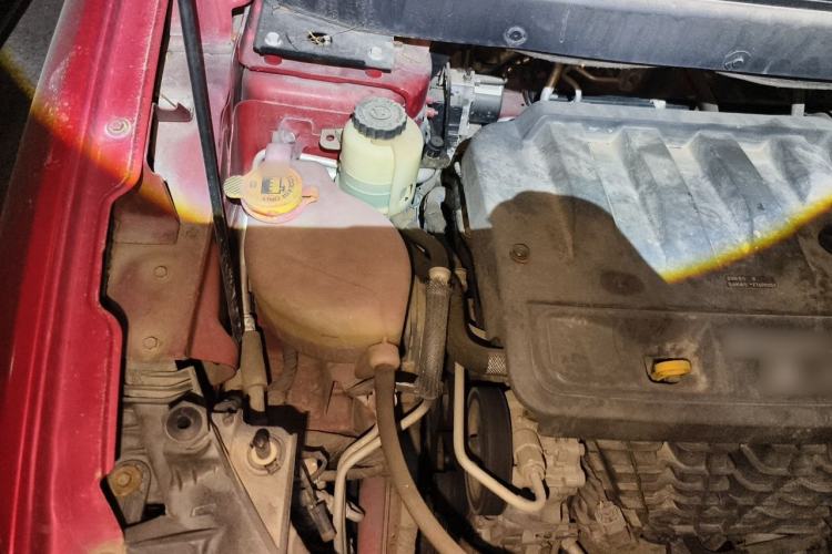 Used Dodge Journey 2013 2.4L Two-Wheel Drive Luxury Version Engine Bay Right