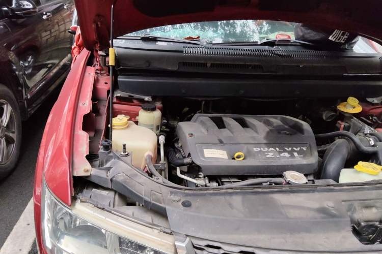 Used Dodge Journey 2013 2.4L Two-Wheel Drive Luxury Version Engine Bay Right