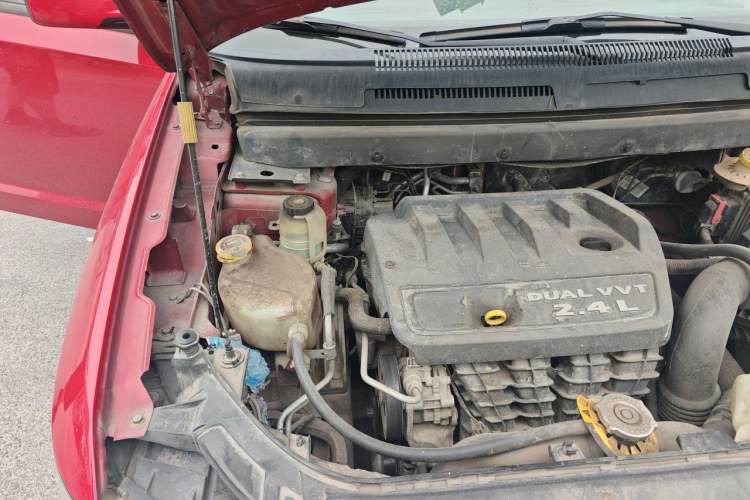 Used Dodge Journey 2013 2.4L Two-Wheel Drive Luxury Version Engine Bay Right