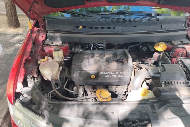 Used Dodge Journey 2013 2.4L Two-Wheel Drive Luxury Version Engine Bay Right