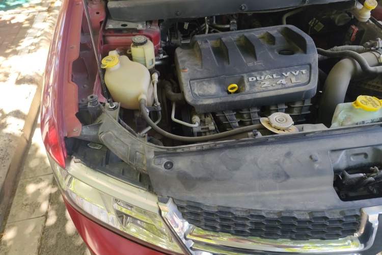Used Dodge Journey 2013 2.4L Two-Wheel Drive Luxury Version Engine Bay Right