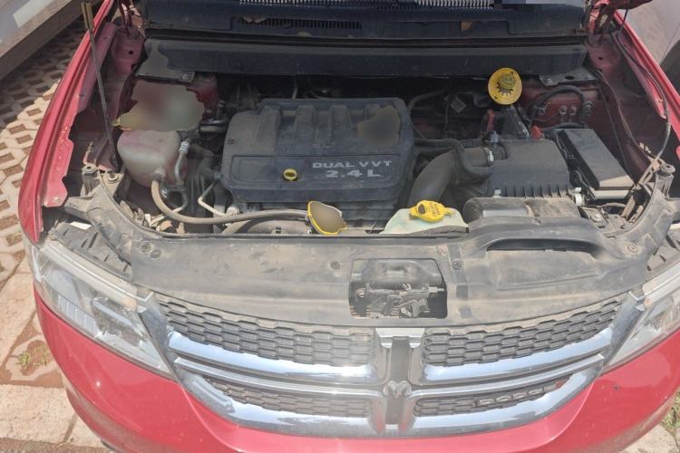 Used Dodge Journey 2013 2.4L Two-Wheel Drive Luxury Version Engine Bay