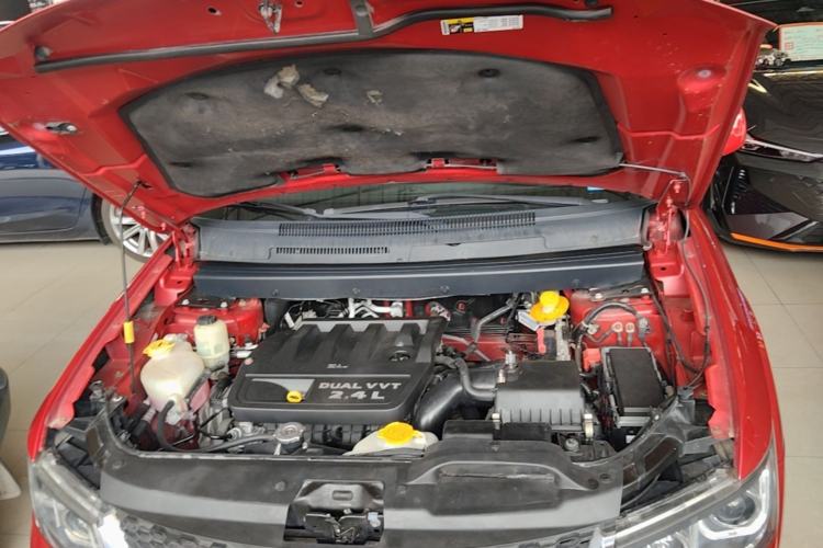 Used Dodge Journey 2013 2.4L Two-Wheel Drive Luxury Version Engine Bay