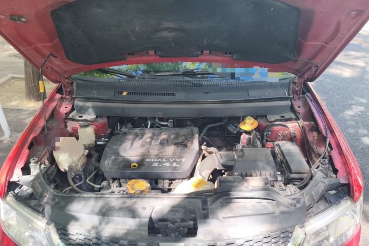 Used Dodge Journey 2013 2.4L Two-Wheel Drive Luxury Version Engine Bay