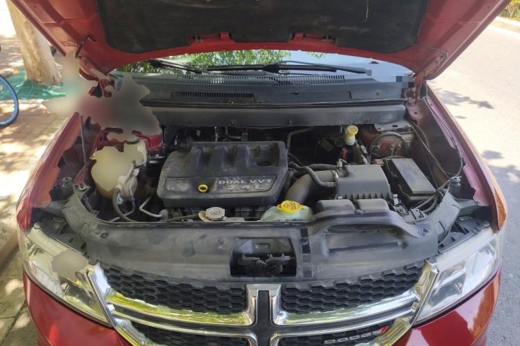 Used Dodge Journey 2013 2.4L Two-Wheel Drive Luxury Version Engine Bay