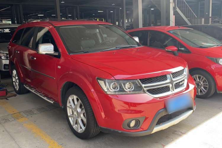 Used Dodge Journey 2013 2.4L Two-Wheel Drive Luxury Version Front Right 45 Deg