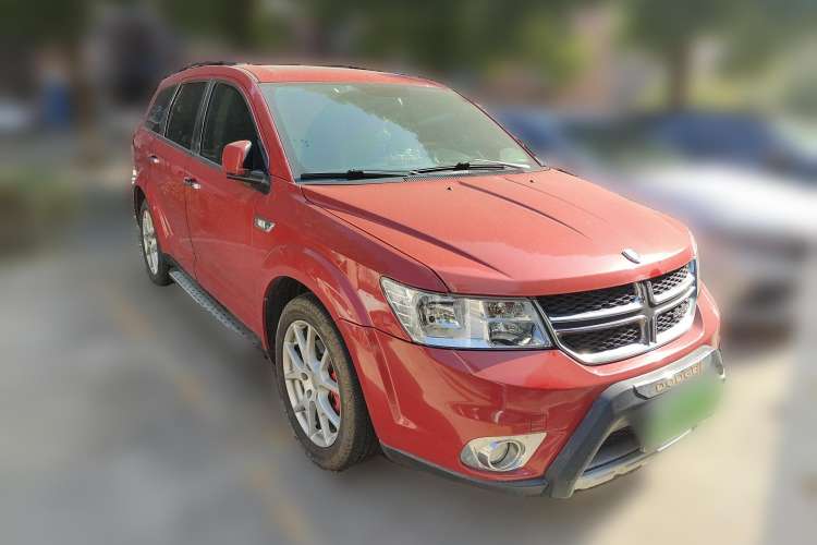 Used Dodge Journey 2013 2.4L Two-Wheel Drive Luxury Version Front Right 45 Deg