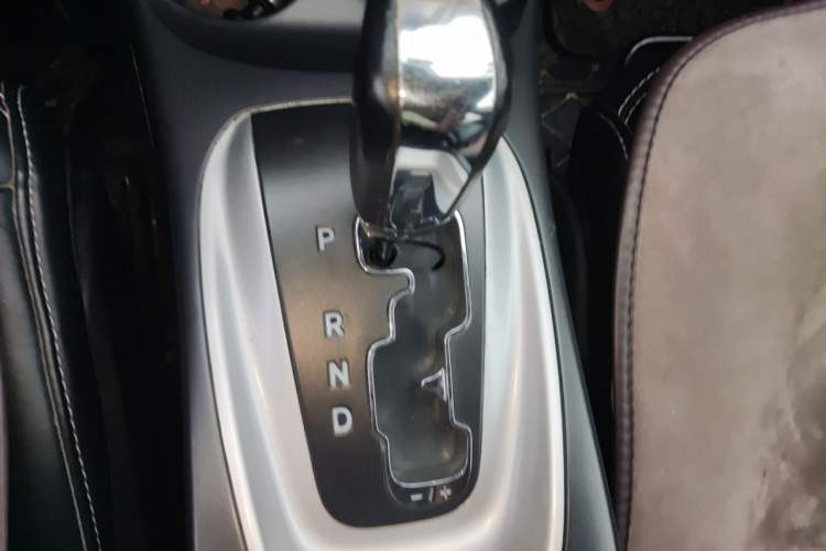 Used Dodge Journey 2013 2.4L Two-Wheel Drive Luxury Version Gear Lever