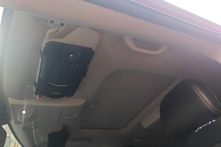 Used Dodge Journey 2013 2.4L Two-Wheel Drive Luxury Version Headliner
