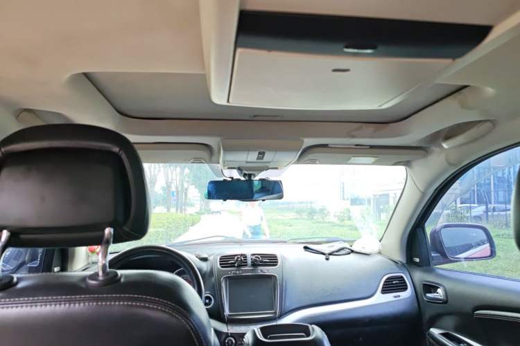 Used Dodge Journey 2013 2.4L Two-Wheel Drive Luxury Version Headliner