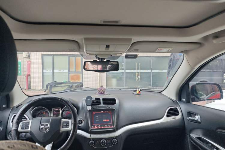 Used Dodge Journey 2013 2.4L Two-Wheel Drive Luxury Version Headliner
