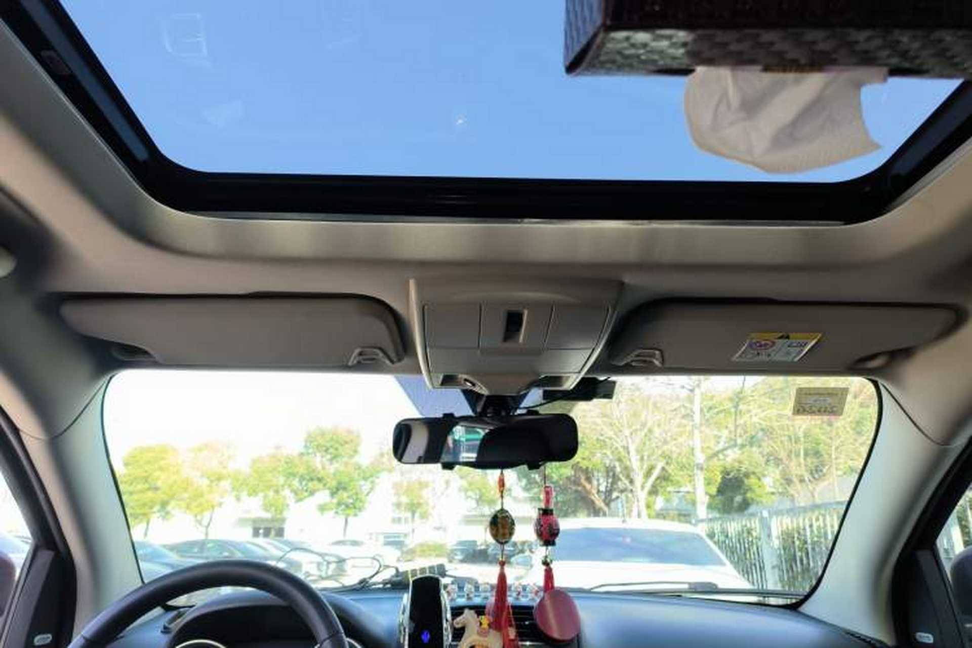 Used Dodge Journey 2013 2.4L Two-Wheel Drive Luxury Version Headliner