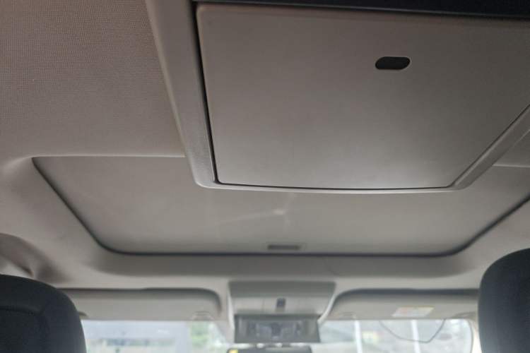 Used Dodge Journey 2013 2.4L Two-Wheel Drive Luxury Version Headliner
