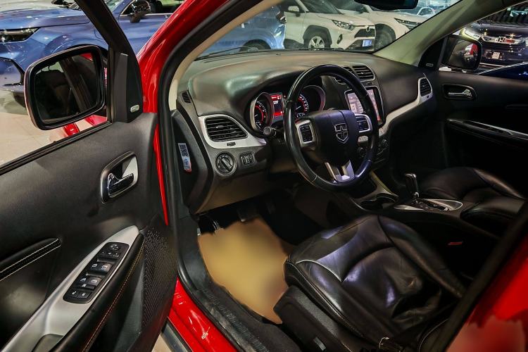 Used Dodge Journey 2013 2.4L Two-Wheel Drive Luxury Version Interior 11