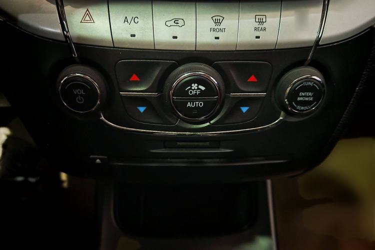 Used Dodge Journey 2013 2.4L Two-Wheel Drive Luxury Version Interior 6