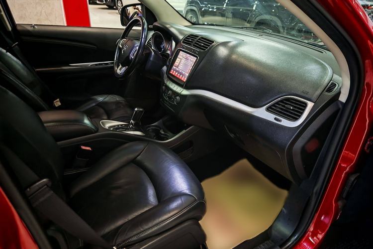 Used Dodge Journey 2013 2.4L Two-Wheel Drive Luxury Version Interior 8