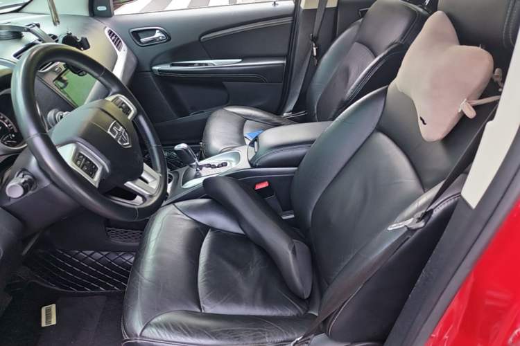 Used Dodge Journey 2013 2.4L Two-Wheel Drive Luxury Version Left Front Seat