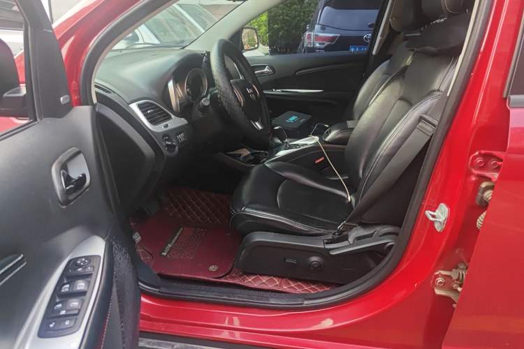 Used Dodge Journey 2013 2.4L Two-Wheel Drive Luxury Version Left Front Seat