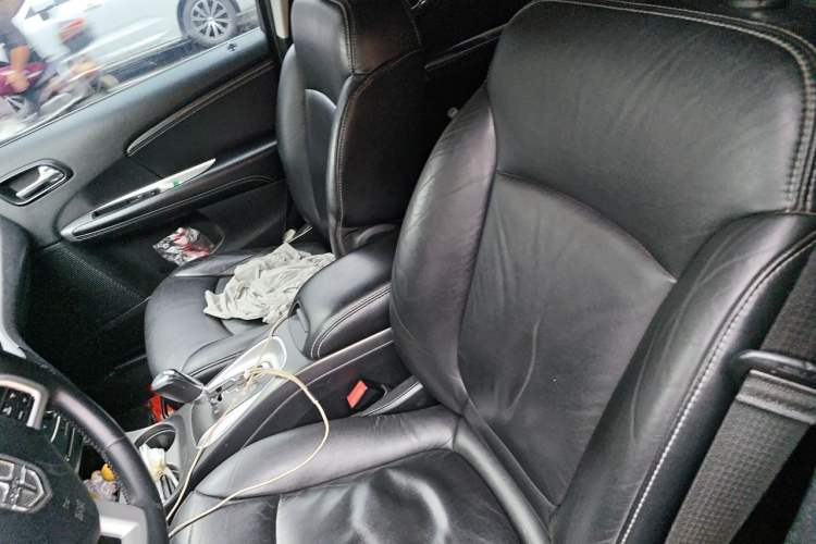 Used Dodge Journey 2013 2.4L Two-Wheel Drive Luxury Version Left Front Seat