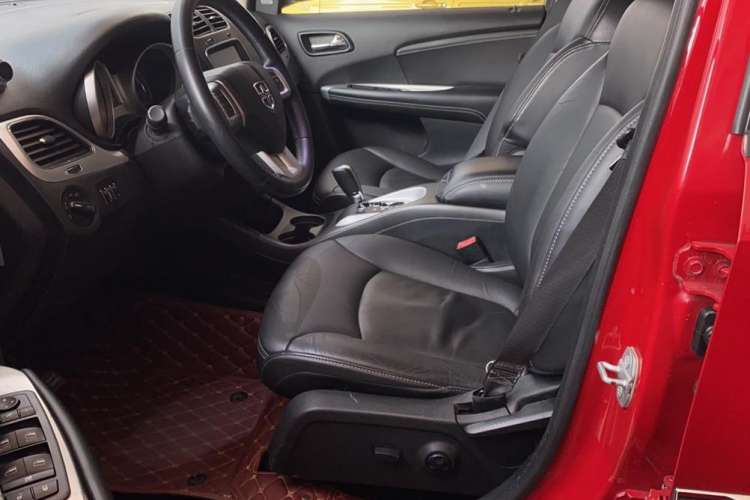 Used Dodge Journey 2013 2.4L Two-Wheel Drive Luxury Version Left Front Seat