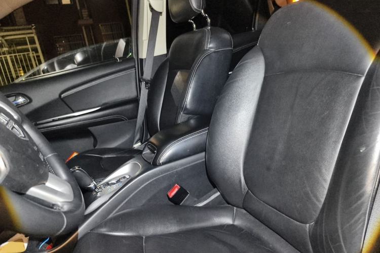 Used Dodge Journey 2013 2.4L Two-Wheel Drive Luxury Version Left Front Seat