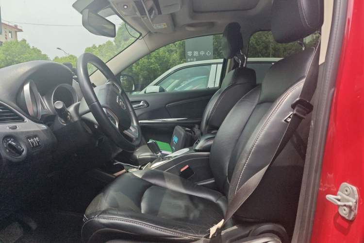 Used Dodge Journey 2013 2.4L Two-Wheel Drive Luxury Version Left Front Seat