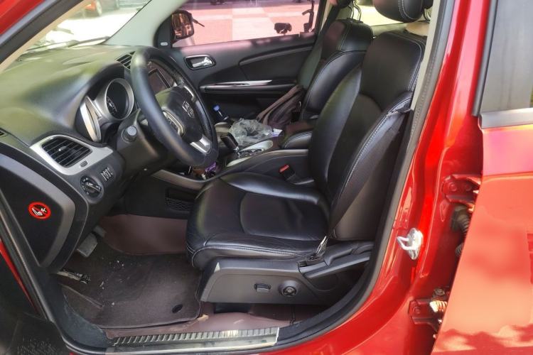 Used Dodge Journey 2013 2.4L Two-Wheel Drive Luxury Version Left Front Seat