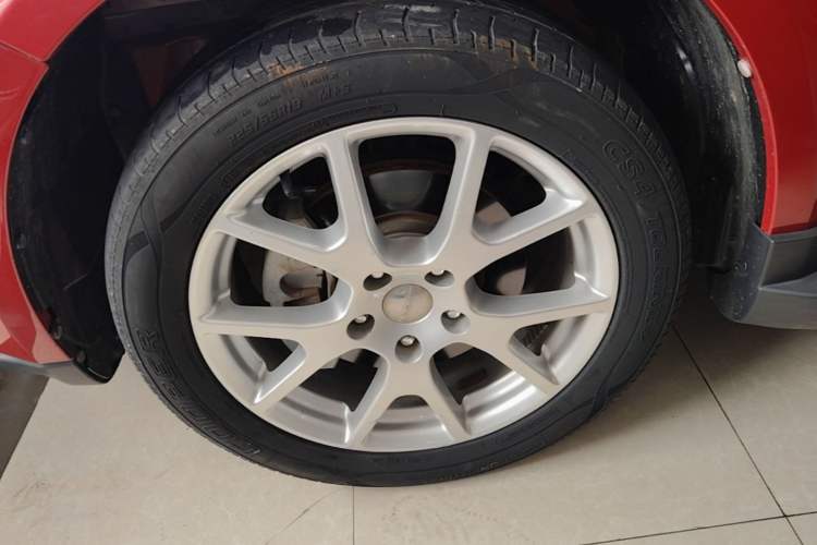 Used Dodge Journey 2013 2.4L Two-Wheel Drive Luxury Version Left Front Wheel Hub