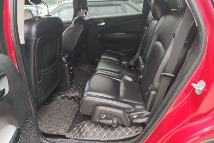 Used Dodge Journey 2013 2.4L Two-Wheel Drive Luxury Version Left Rear Seat