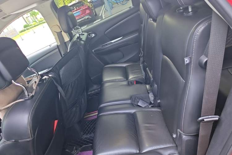Used Dodge Journey 2013 2.4L Two-Wheel Drive Luxury Version Left Rear Seat