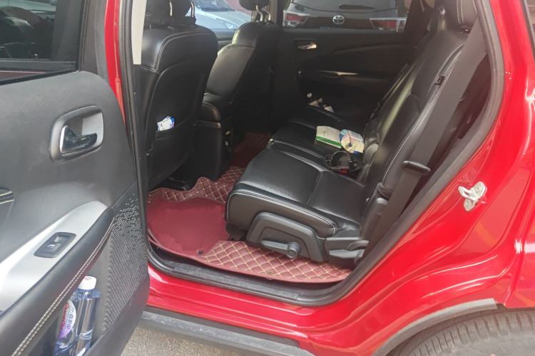 Used Dodge Journey 2013 2.4L Two-Wheel Drive Luxury Version Left Rear Seat