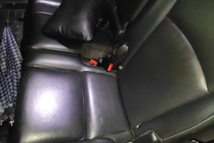 Used Dodge Journey 2013 2.4L Two-Wheel Drive Luxury Version Left Rear Seat