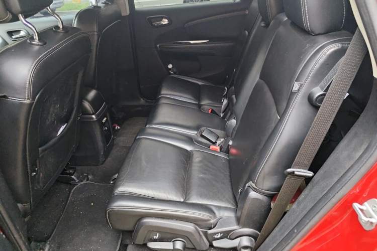 Used Dodge Journey 2013 2.4L Two-Wheel Drive Luxury Version Left Rear Seat