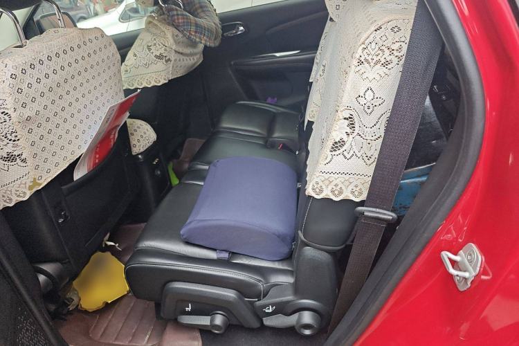 Used Dodge Journey 2013 2.4L Two-Wheel Drive Luxury Version Left Rear Seat