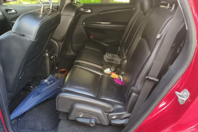 Used Dodge Journey 2013 2.4L Two-Wheel Drive Luxury Version Left Rear Seat