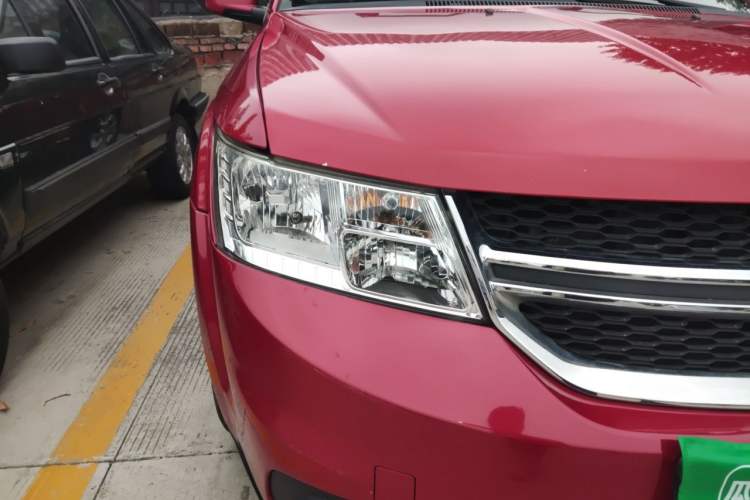 Used Dodge Journey 2013 2.4L Two-Wheel Drive Luxury Version Right Front Headlight