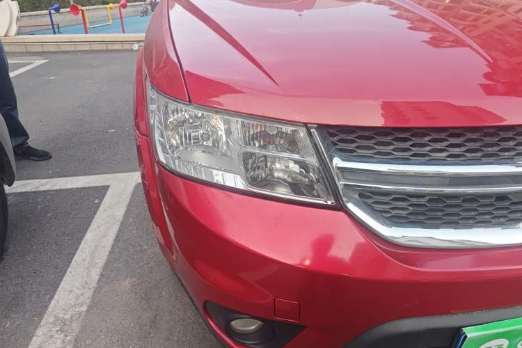 Used Dodge Journey 2013 2.4L Two-Wheel Drive Luxury Version Right Front Headlight