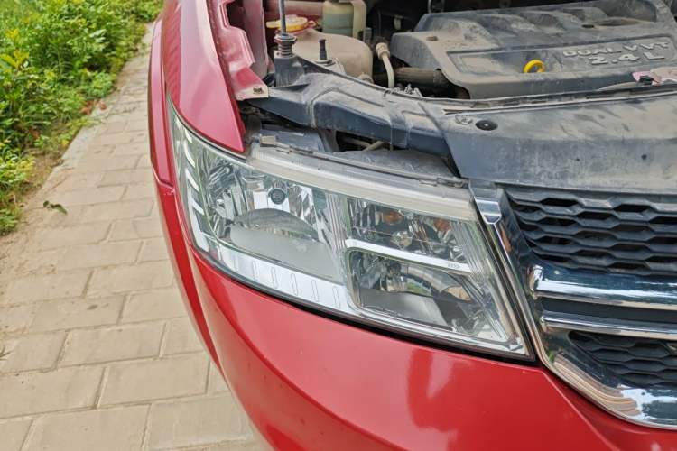 Used Dodge Journey 2013 2.4L Two-Wheel Drive Luxury Version Right Front Headlight