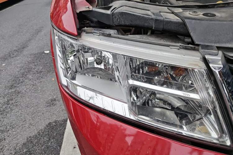 Used Dodge Journey 2013 2.4L Two-Wheel Drive Luxury Version Right Front Headlight