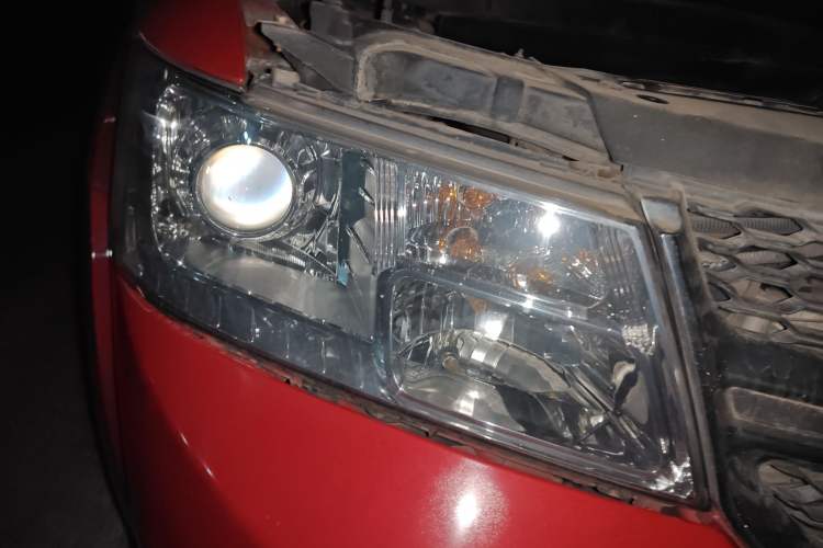Used Dodge Journey 2013 2.4L Two-Wheel Drive Luxury Version Right Front Headlight