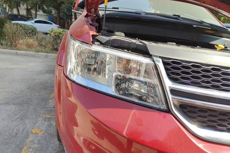 Used Dodge Journey 2013 2.4L Two-Wheel Drive Luxury Version Right Front Headlight